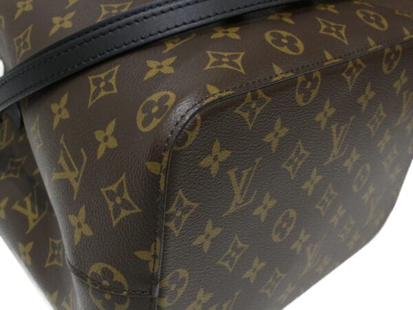 imgrc0090683911 Louis Vuitton Neonoe Monogram Canvas Drawstring Bag Brown